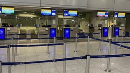 Leere Lufthansa Schalter am Flughafen Düsseldorf 