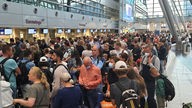 Warteschlange vor Eurowings Schalter am Flughafen Düsseldorf