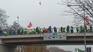 Ford-Mitarbeiter auf dem Weg zur Versammlung