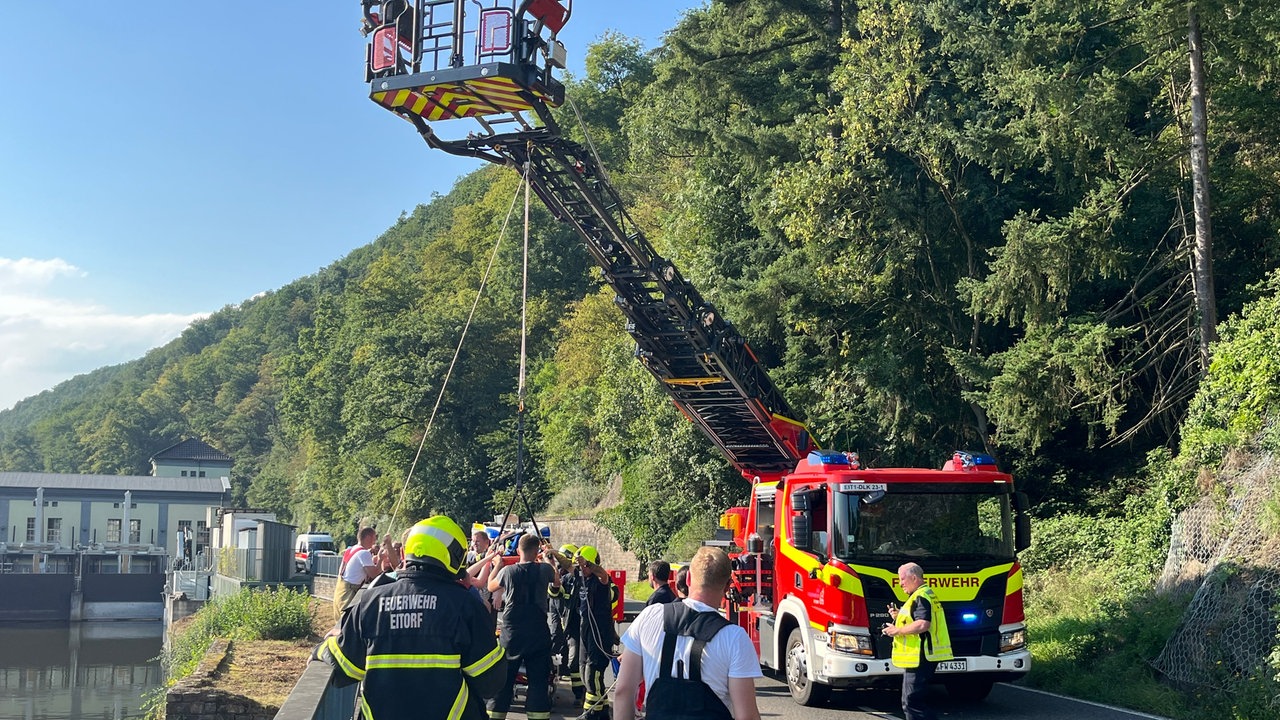 Feuerwehrwagen mit ausgefahrener Drehleiter 