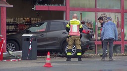 Auto im Getränkemarkt