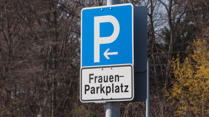 Schild zu einem Frauen-Parkplatz in Hürth. (Symbolfoto)