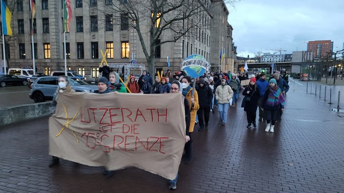 Klimaaktivistinnen und -aktivisen protestieren mit Bannern und Plakaten vor dem Wirtschaftsministerium in Düsseldorf