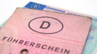 Rosa Führerschein auf einer Führerschein-Karte. 