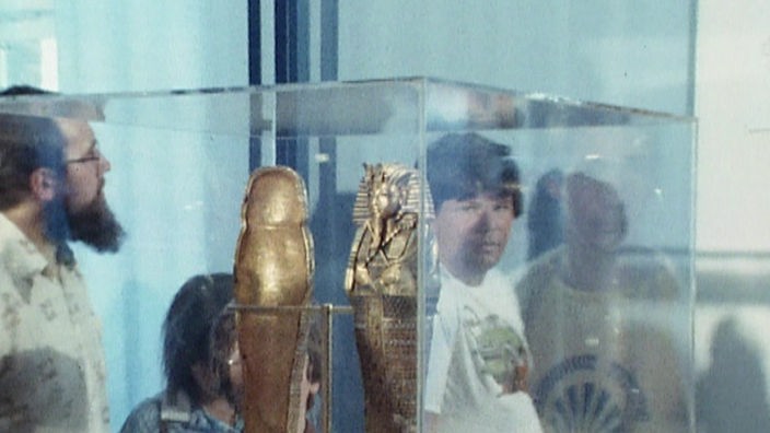 Die Tutanchamun-Ausstellung 1980, ein Mann schaut in eine Vitrine