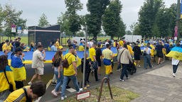 Fanmarsch der ukrainischen Fans durch Düsseldorf