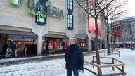 Betriebsratsvorsitzender Peter Zysik steht vor dem Galeria Karstadt Kaufhaus Gebäude in der Bonner Innenstadt und schaut zum Schriftzug