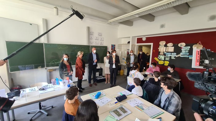 Pressetermin in einer Schulklasse mit Pressevertretern und Schülern