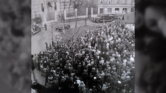 Bürger vor der Aachener Synagoe 1983