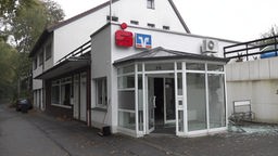 Das durch eine Geldautomatensprengung zerstörte Gebäude einer Bank in Arnsberg