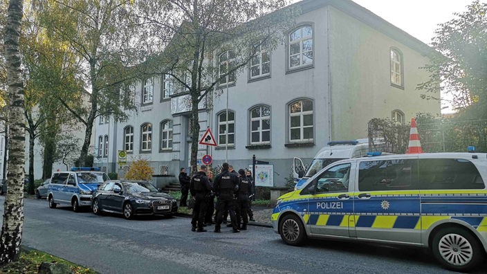 Zu sehen ist ein Polizeieinsatz an der Alexander-Coppel-Gesamtschule in Solingen.
