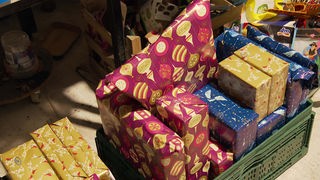 Ein Korb mit bunt verpackten Geschenken - eine Spende für die Tafel Dinslaken