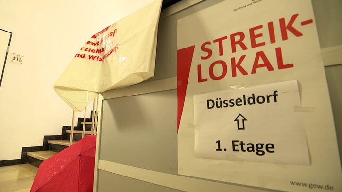Schild vom Streiklokal der GEW-Gewerkschaft in Düsseldorf 