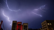 Zwei Blitze erhellen den Nachthimmel über Düsseldorf