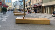 Fünf Sitzbänke aus Holz und goldfarbenem Metall