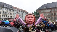 Auf der Demo in Düsseldorf protestierten die Schüler mit Jacques Tillys "Greta" für mehr Klimaschutz.