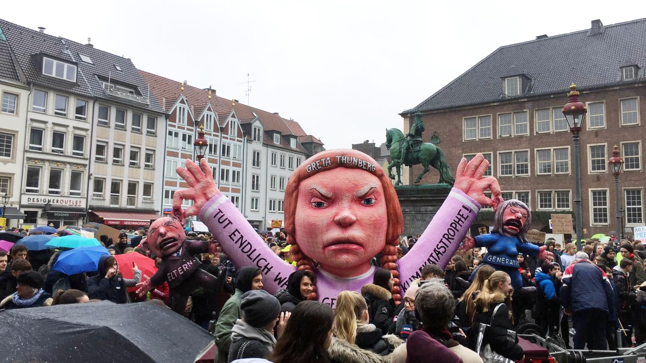 Auf der Demo in Düsseldorf protestierten die Schüler mit Jacques Tillys "Greta" für mehr Klimaschutz.