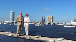 Messechef Böse und Oberbürgermeisterin Reker freuen sich über die größte Photovoltaikanlage der Stadt