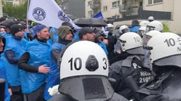 Fußballfans und Polizei geraten aneinander