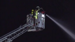 Ein Feuerwehrmann auf einer Drehleiter