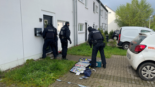 Polizisten durchsuchen ein Haus