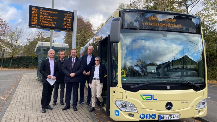 Kommunalpolitiker und ein Bus der Oberbergischen Verkehrsbetriebe