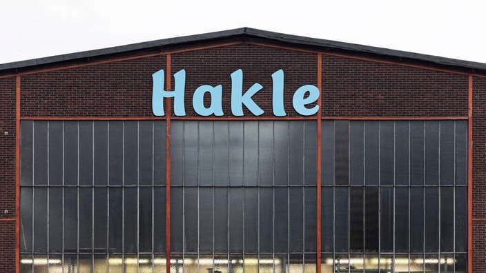 Archivfoto: Der Hakle-Schriftzug an einer Produktionshalle in Düsseldorf.