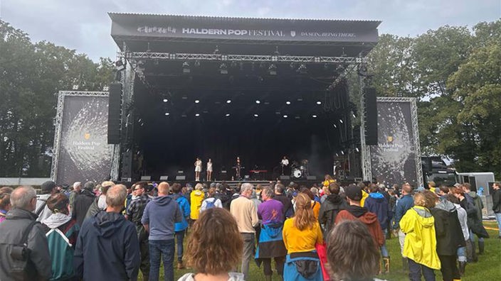 Heute strömen wieder über 6.000 Musikbegeisterte ins kleine Dorf Rees Haldern am Niederrhein. Das Festival Haldern Pop feiert das 40. Jubiläum. 