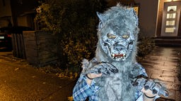 Junge im Werwolf-Kostüm