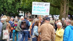 Menschen protestieren gegen Baum Fällungen