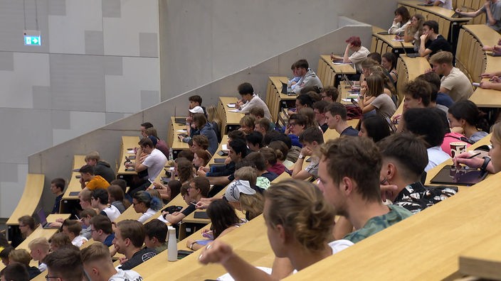 Eine Chemie-Klausur an der RWTH Aachen, bei der 84 Prozent der Studierenden durchgefallen sind, sorgt weiter für Diskussionen an der Hochschule. In der letzten Woche ploppten Proteste in den sozialen Medien auf.