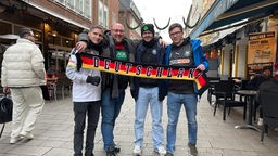 Hendrik Schettler (rechts) mit seinen Freunden bei der Handball-EM in Düsseldorf