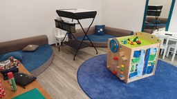 Zimmer der Hebammen-Ambulanz mit verschiedenen Kinderspielzeugen.