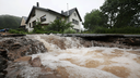 Flut im Sommer 2021 vor einem Haus in Heimbach