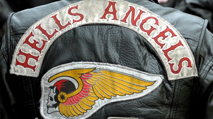 Der Schriftzug "Hells Angels" und deren Logo auf dem Rücken einer Lederjacke