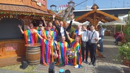 Das Brautpaar und Mitglieder der Karnevalsgesellschaft Regenbogen feiern die Hochzeit