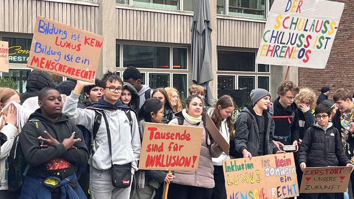 SchülerInnen von mehreren Kölner Schulen demonstrieren gegen Hürden für inklusive Bildung vor dem Schulausschuss