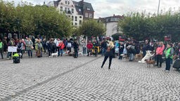 Tierschützer und Hundebesitzer haben sich bei einer Kundgebung auf dem Düsseldorfer Burgplatz versammelt