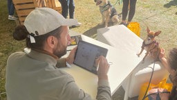 Karikaturist Stefan Wirkus fertigt Zeichnungen der Hunde an