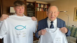 Enkel Luis (16) mit seinrm Opa Wilhelm Kusgörd (100) mit den Geburtstags-T-Shirts