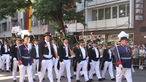 Grenadiere marschieren beim Schützenfest