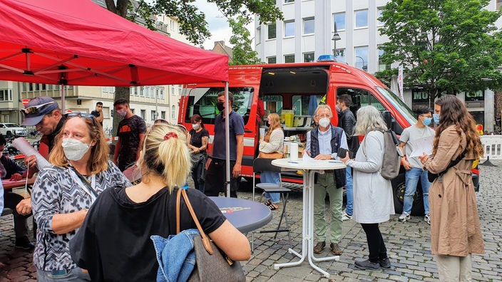 Menschen vor dem Impfbus im Kölner Kwartier Latäng