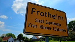 Ein Ortsschild von Frontheim, der Stadt Eskelkamp.