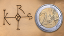 Das Karolus-Monogramm neben einer 2 Euro Münze