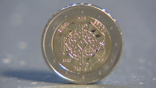 Zwei Euro Münze mit Monogramm Karls des Großen und dem Oktogon des Aachener Doms