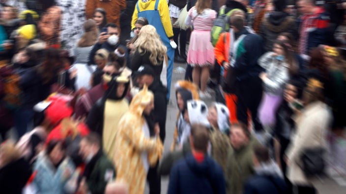 Feiernde Menschen an Karneval 2021 in Köln.