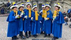 Sechs Frauen des K.K. Oecher Storm stehen mit Seifenblasen vor dem Aachener Rathaus