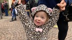 Ein kleines Kind im Leopardenkostüm steht am Burtscheider Jonastor