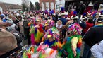 Verkleidete Menschen beim Karneval in Alsdorf