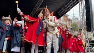 Prinz Guido I. und Märchenprinz Phil I. mit anderen Karnevalisten auf einer Bühne in Burtscheid